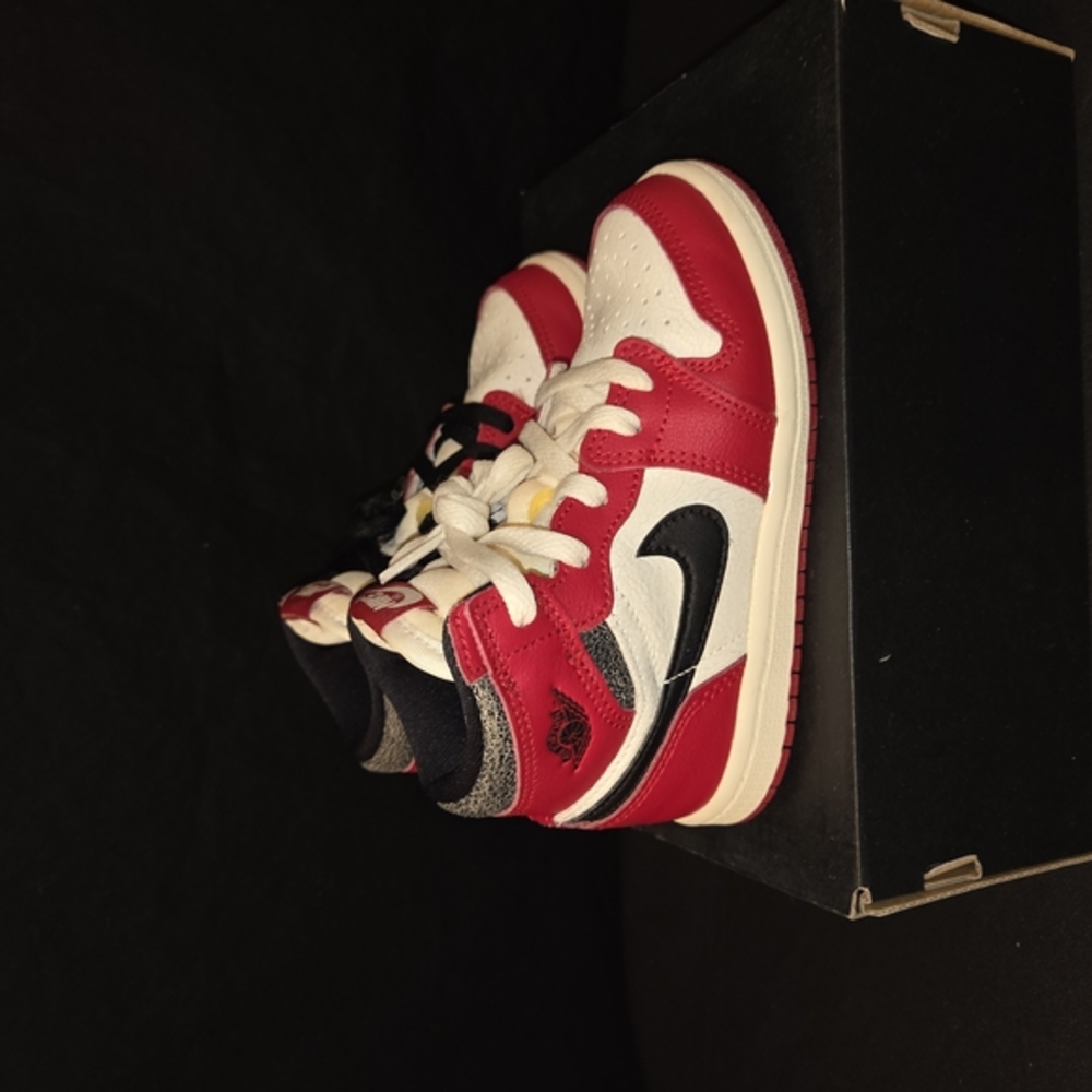 Nike Red and White Sneakers Iconic Design - Picture 5 of 8